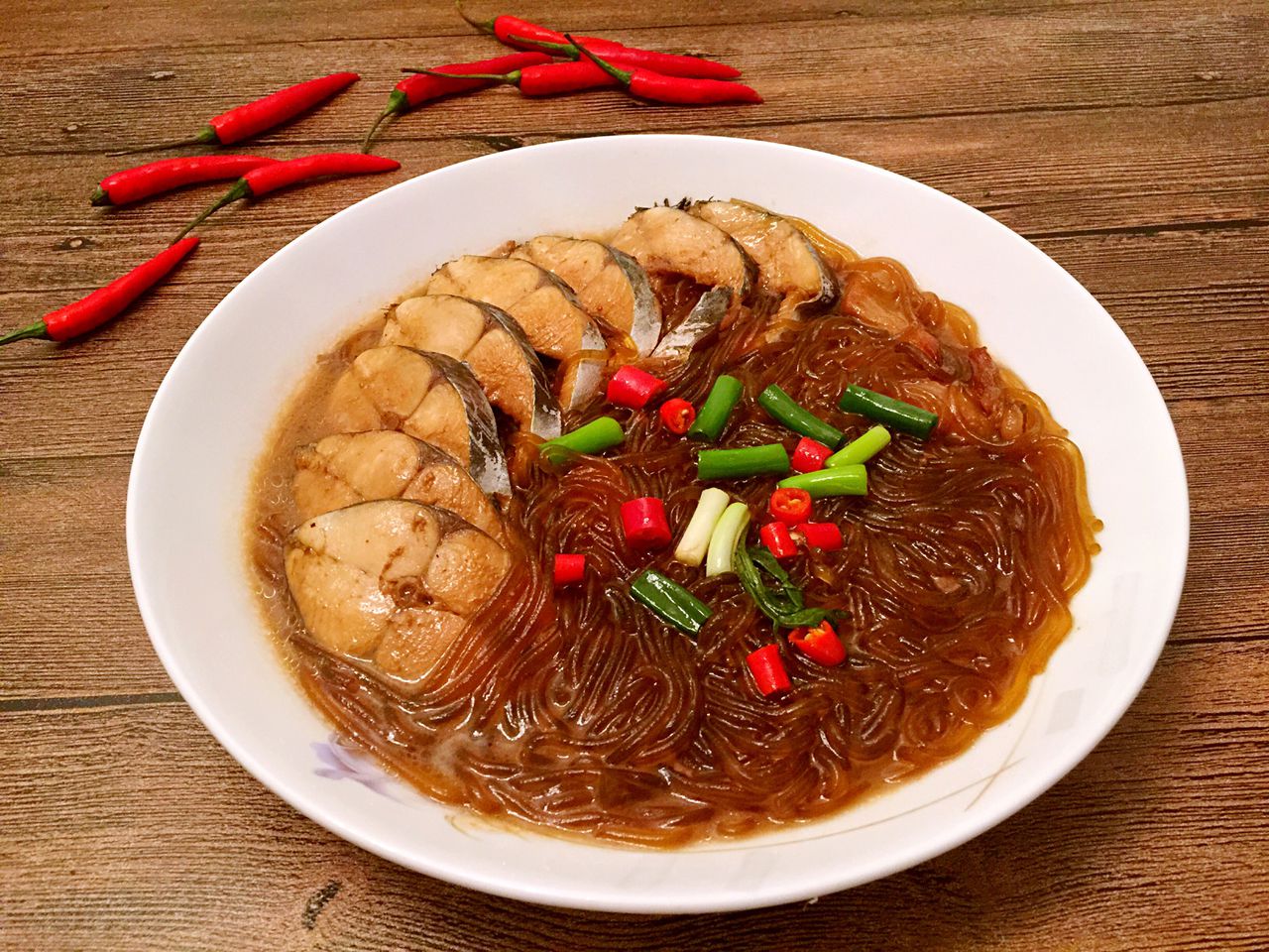 《炖鲅鱼粉条》是一道中国民间传统家庭美食,由鲅鱼粉条烹饪而成.
