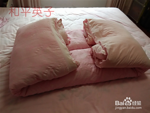 3 将被子的两边如图折起来.约折四分之一 4 在如图将两边续折起来.