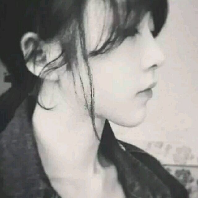 欧美头像,女绿色裙子低头微笑