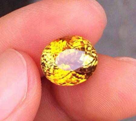 请问大师们金丝雀黄碧茜宝石一克拉多少钱?急急