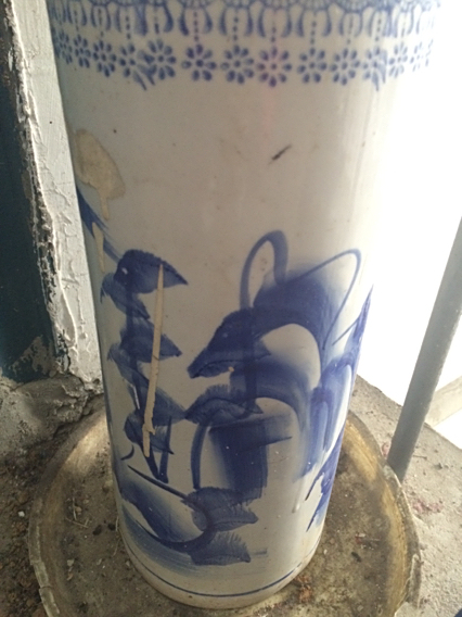 有一件瓷器,插鸡毛掸子的那种筒状瓷器,地下有凸起字迹是"天 b1"这是