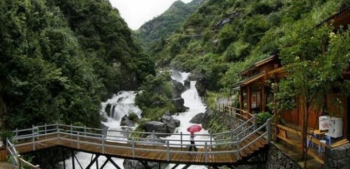 坐落于括苍山支脉,,与桔乡黄岩城区相距仅40公里,北邻临海市,西毗仙居