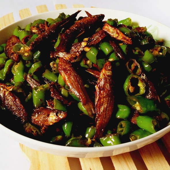 炒豉椒鱼干是一道菜品,制作材料有鱼干,青椒,红椒,洋葱,姜片等.
