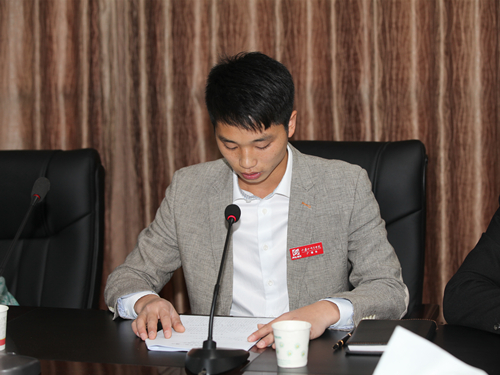 曾任六盘水师范学院矿业工程系学生会主席,六盘水师范学院广播台台长.