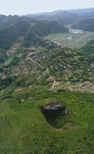 天旋孔位于镇巴县大池镇东部山区山脊顶部,距离大池镇政府驻地直线