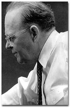 多伊奇(karl wolfgone deutsch),(1912-1992)社会与政治学家,他是