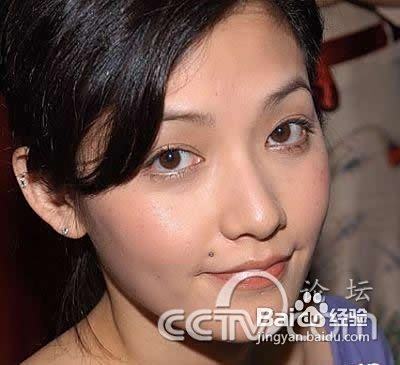 女人化妆中应该如何打粉底?