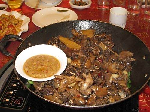 美食/营养 荤菜 1 将竹鼠切成块,加人姜,酒,盐腌制半小时 2 将