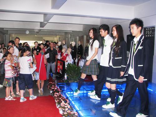 请问四川绵阳东辰国际学校是否已经换了新校服?