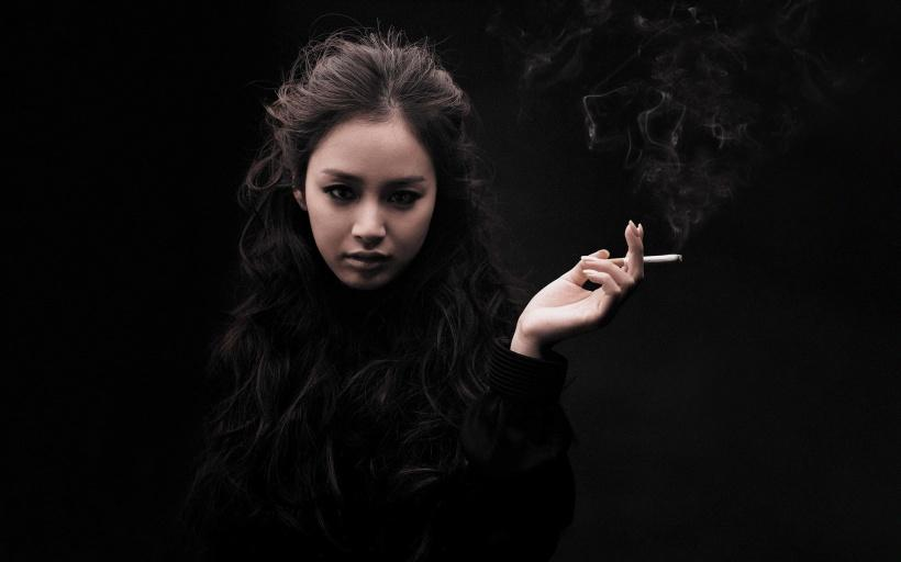 女生抽烟
