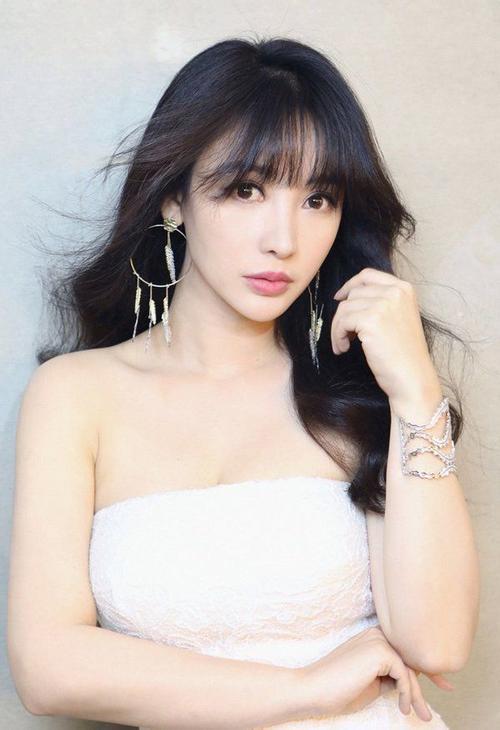 柳岩是做什么的?