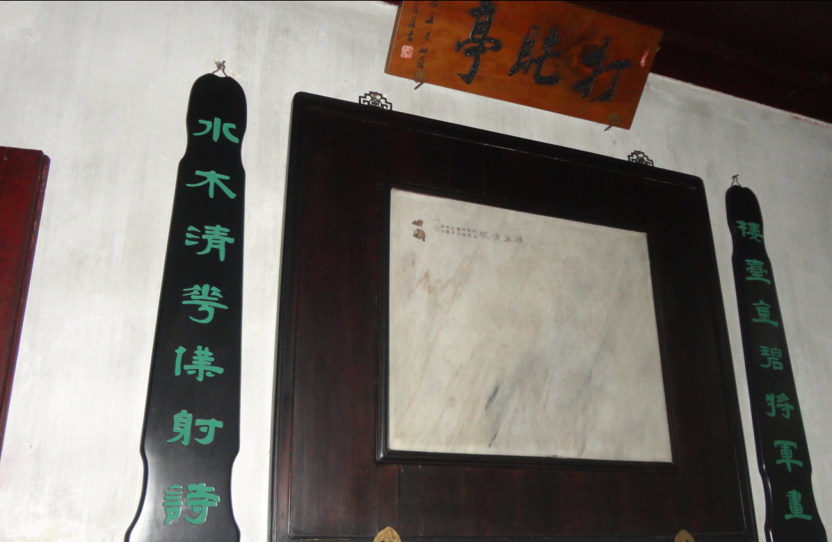 帮我翻译一下这幅对联
