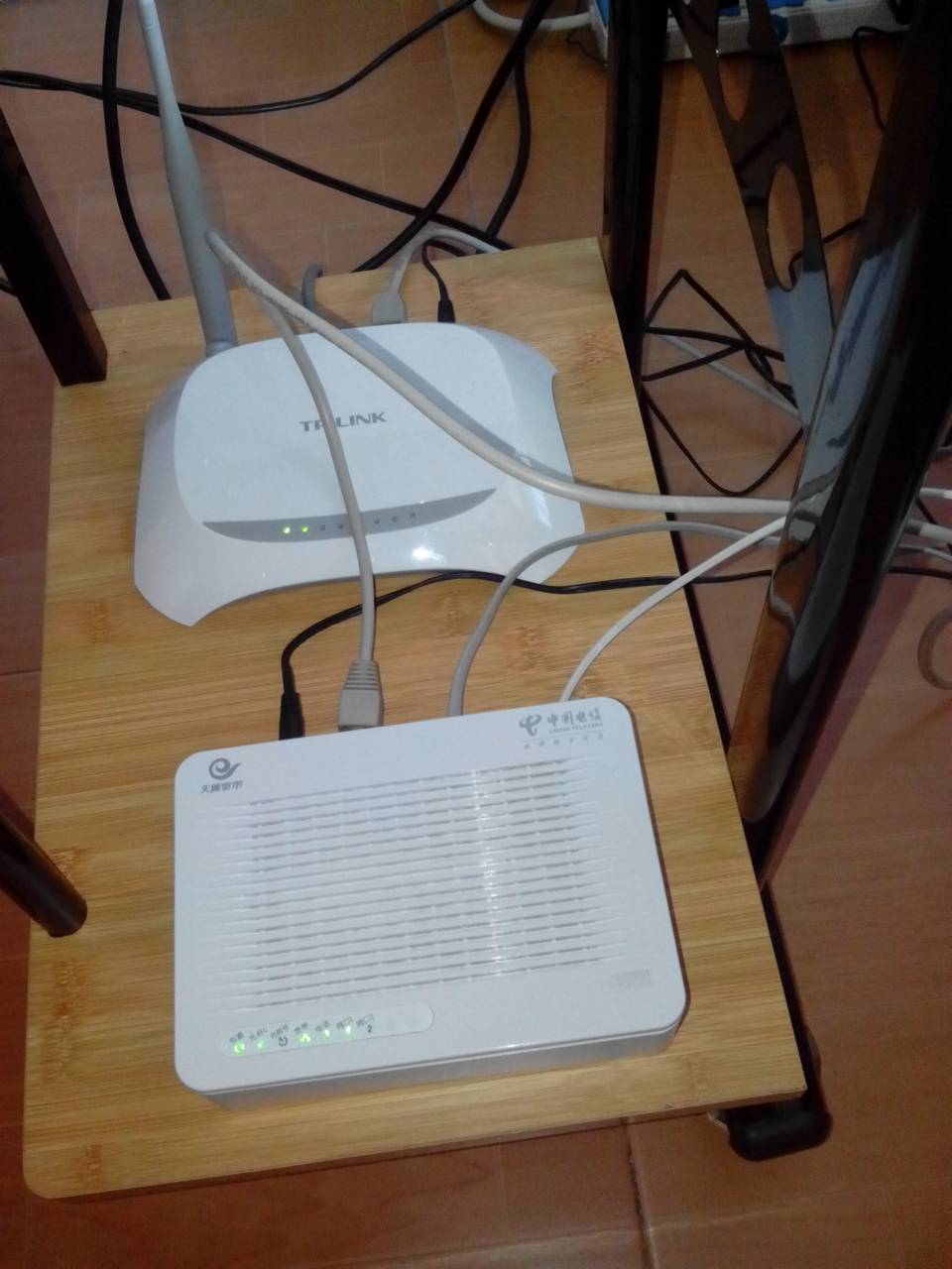 我家里今天新装的电脑,但是现在都上不了网,如图是光纤和路由器的图片