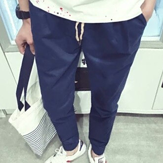 灰色衣服配藏青色裤子好看吗?求指教指教?
